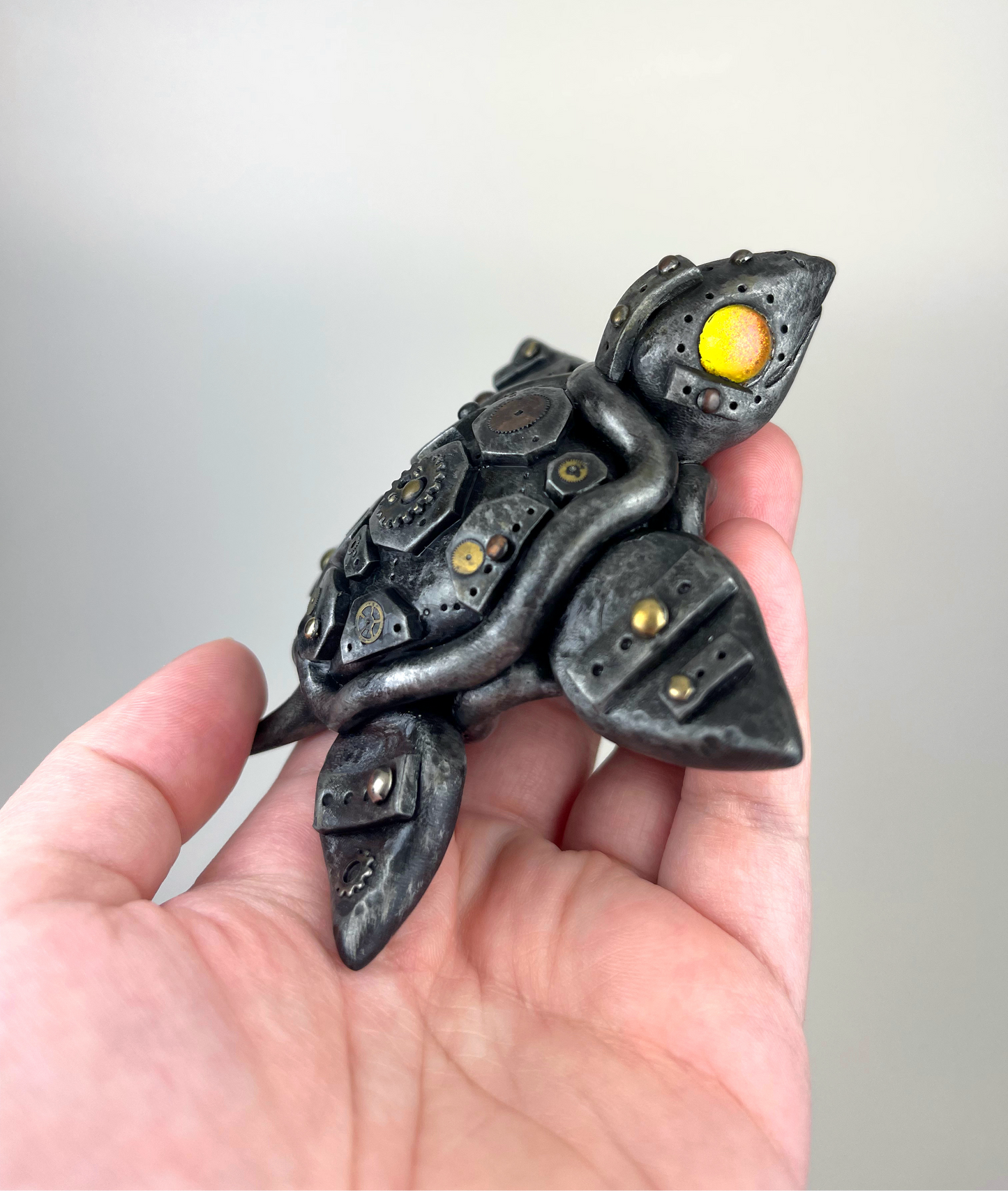 Sculpture artisanale de bébé tortue Steampunk