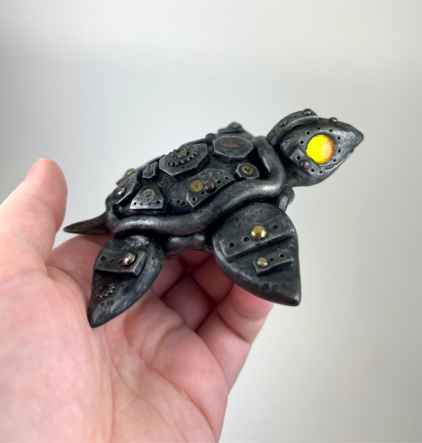Sculpture artisanale de bébé tortue Steampunk