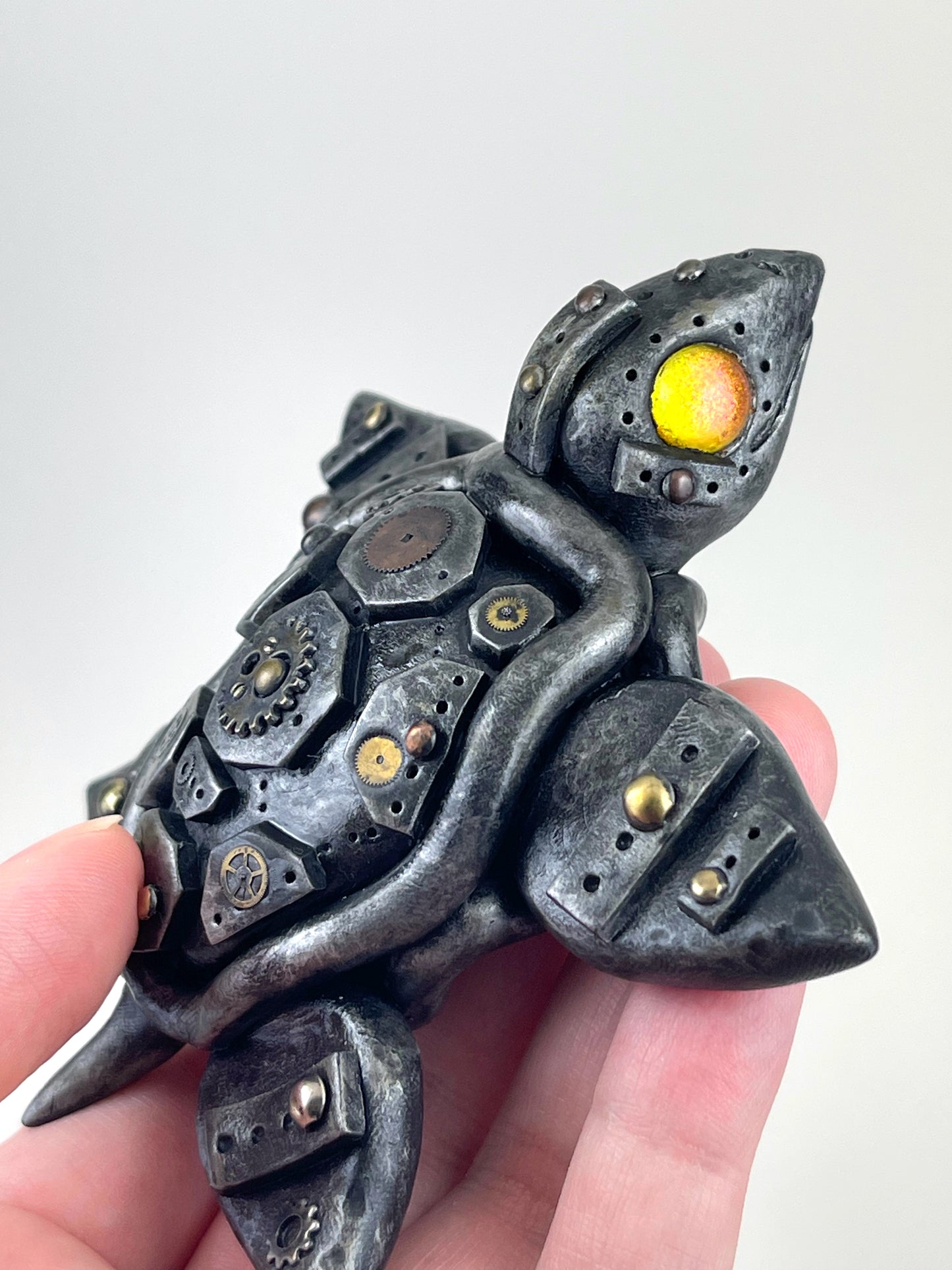 Sculpture artisanale de bébé tortue Steampunk