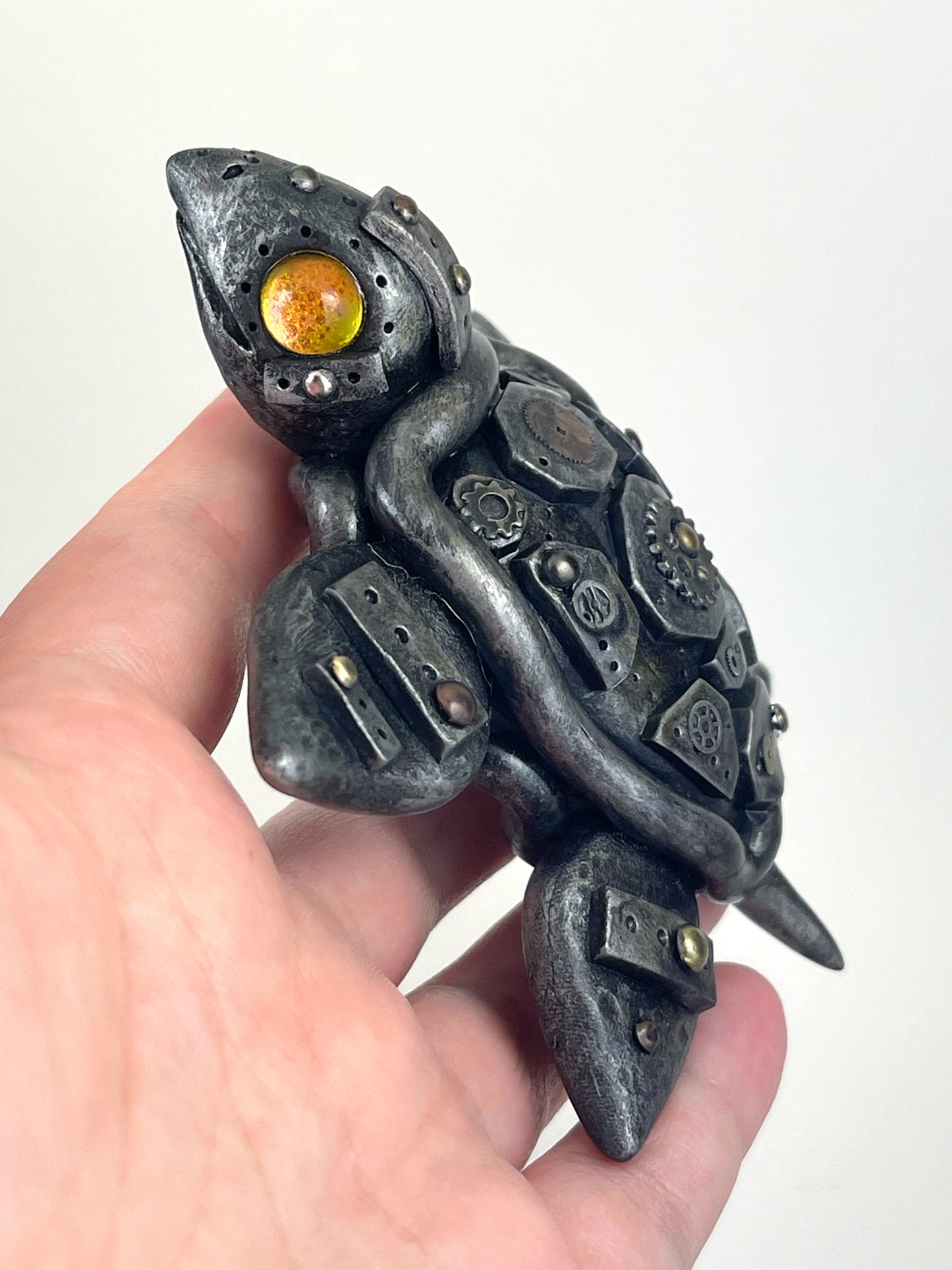Sculpture artisanale de bébé tortue Steampunk