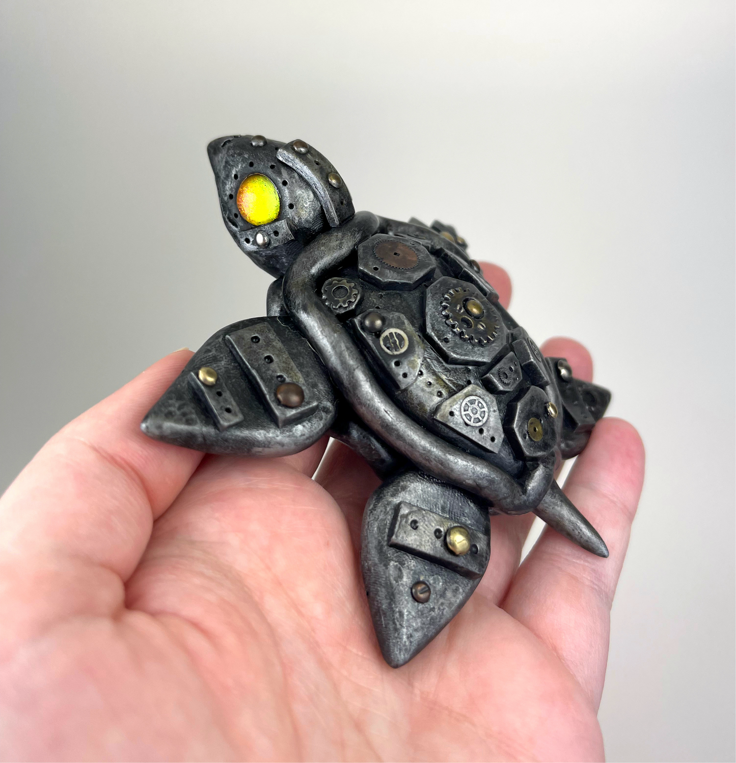 Sculpture artisanale de bébé tortue Steampunk