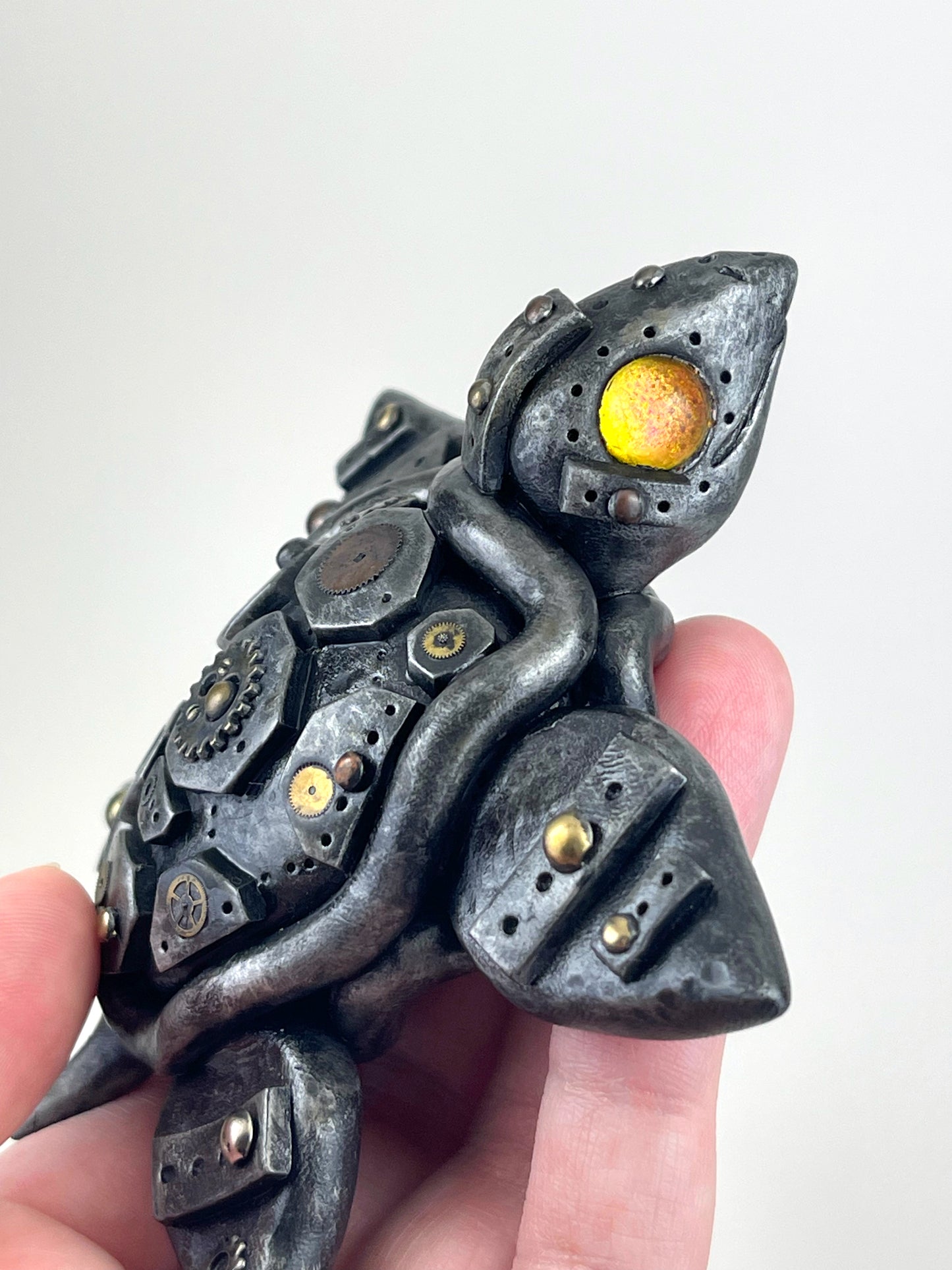 Sculpture artisanale de bébé tortue Steampunk