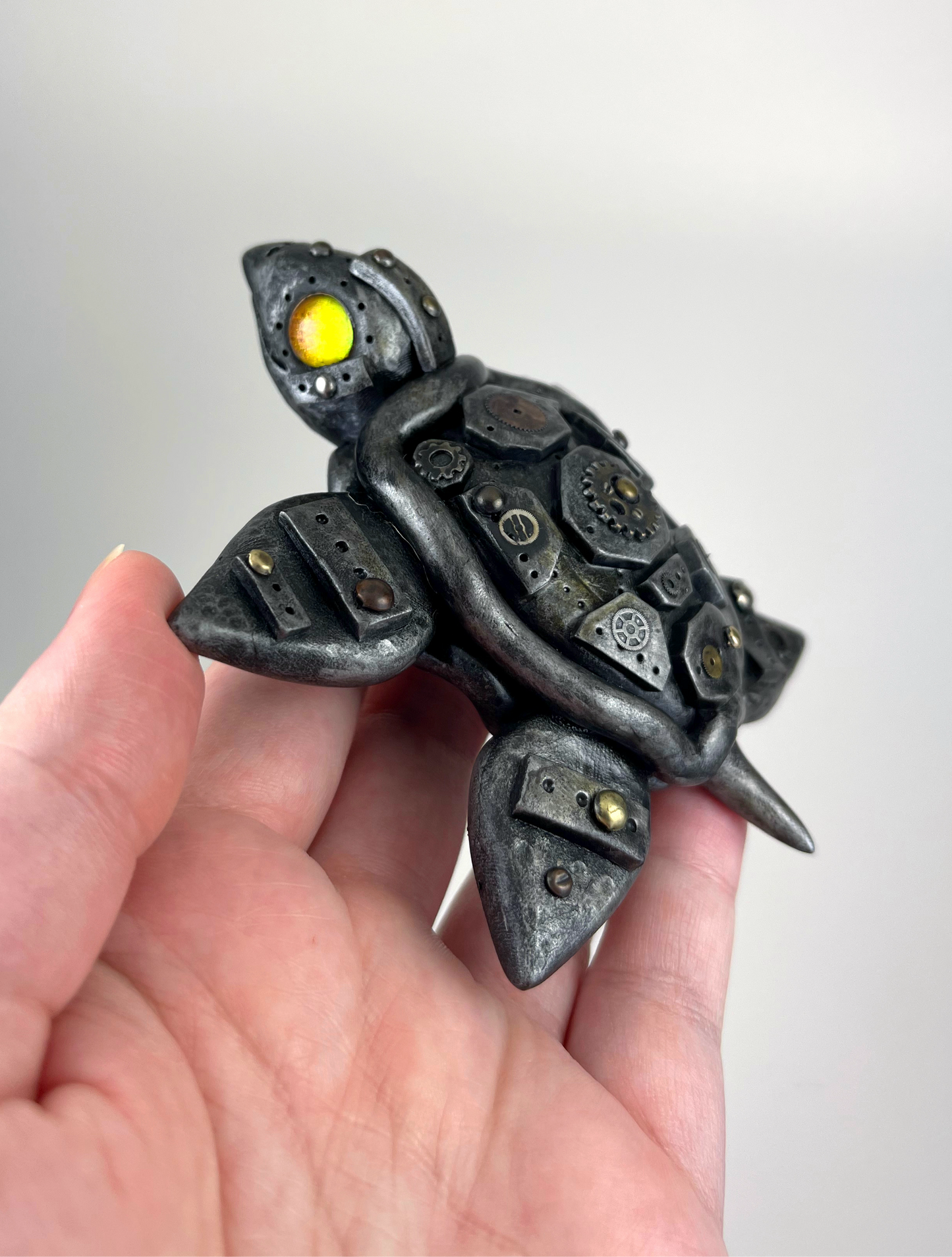 Sculpture artisanale de bébé tortue Steampunk