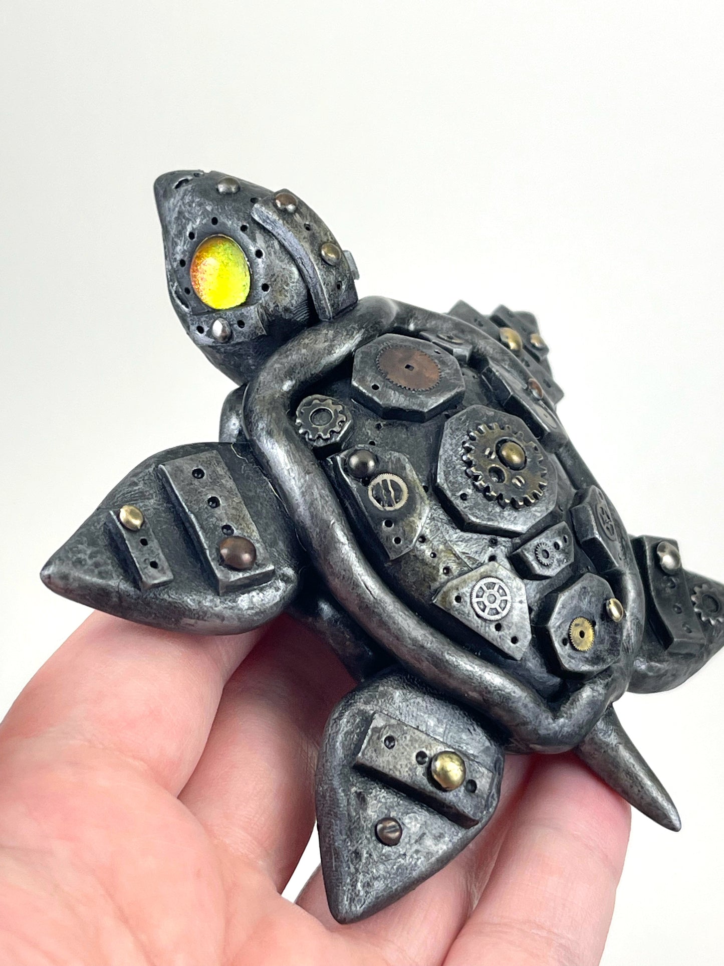 Sculpture artisanale de bébé tortue Steampunk