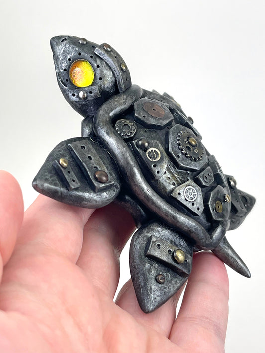 Sculpture artisanale de bébé tortue Steampunk